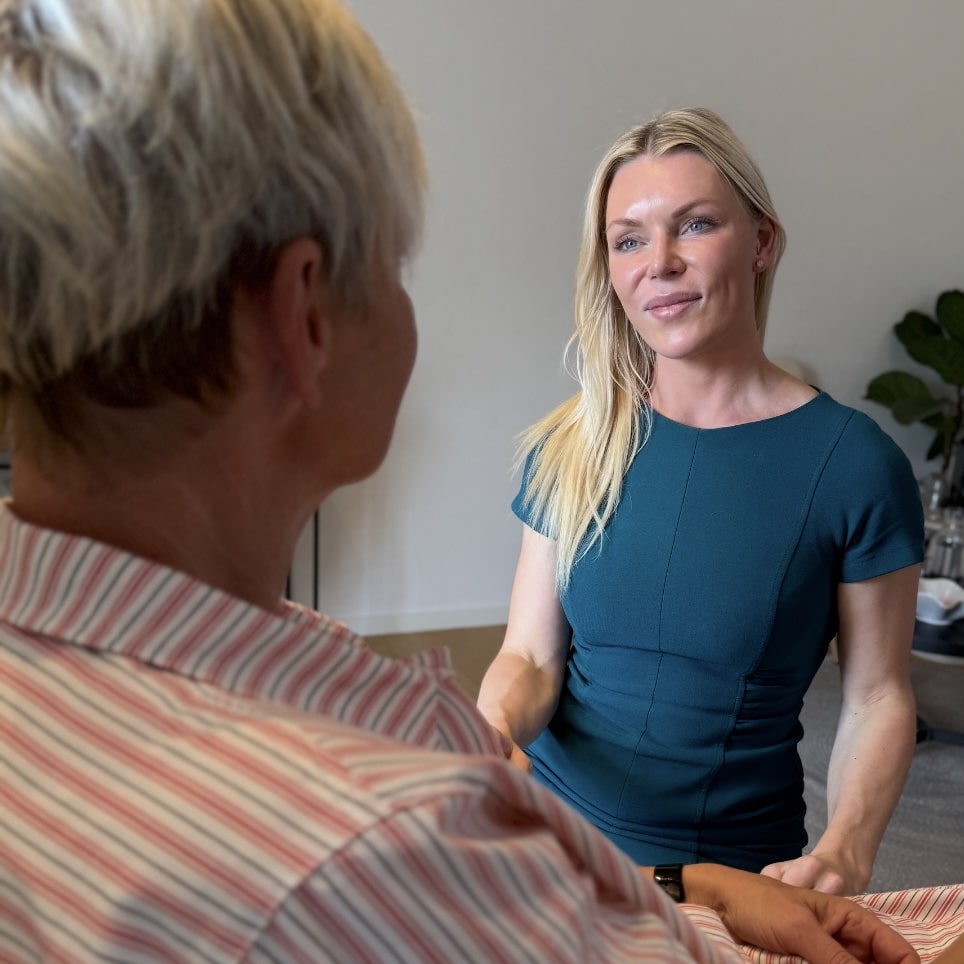 Konsultation om microneedling med kunde i Odense på Fyn tæt på Svendborg