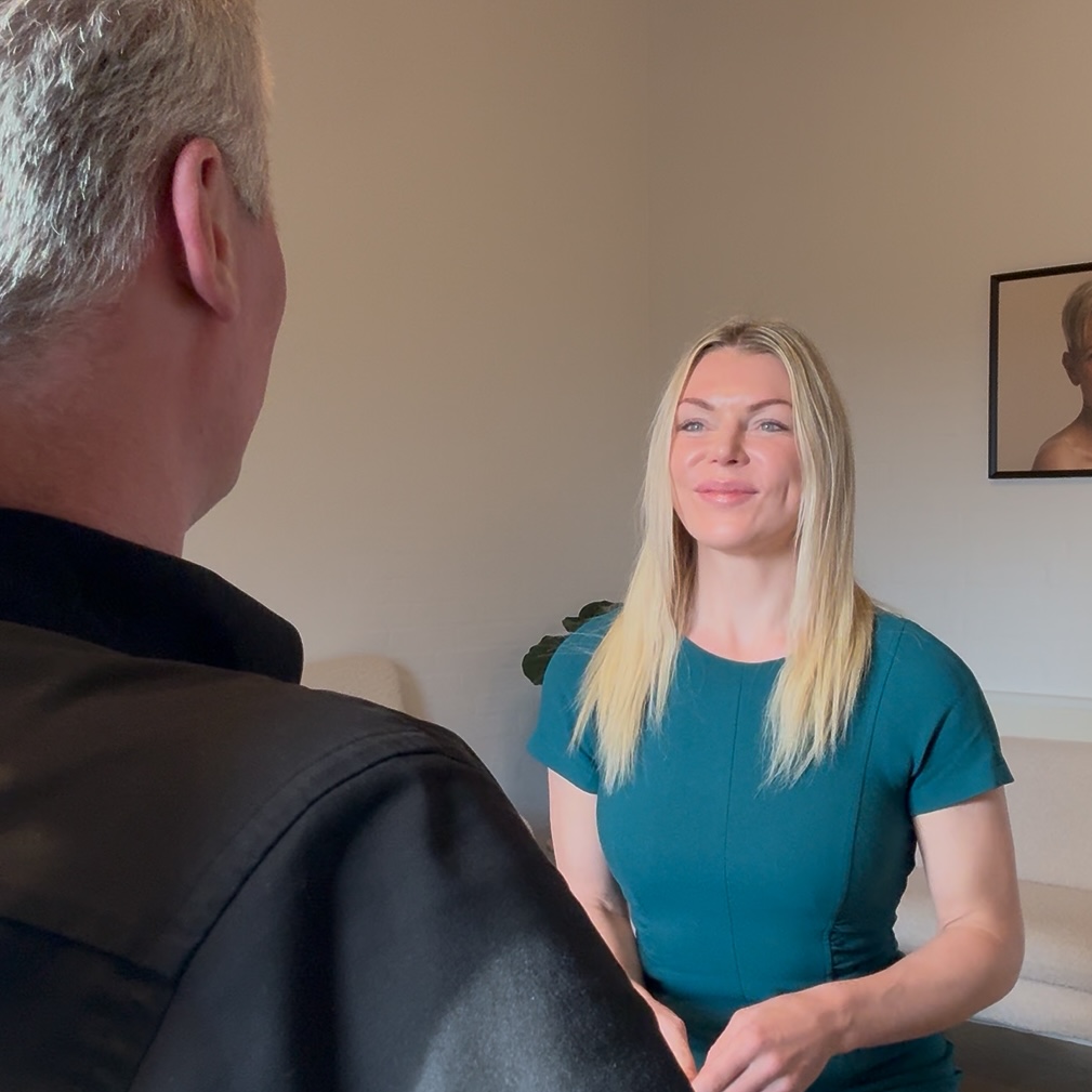 Kunde der får konsultation af en kosmetisk sygeplejerske