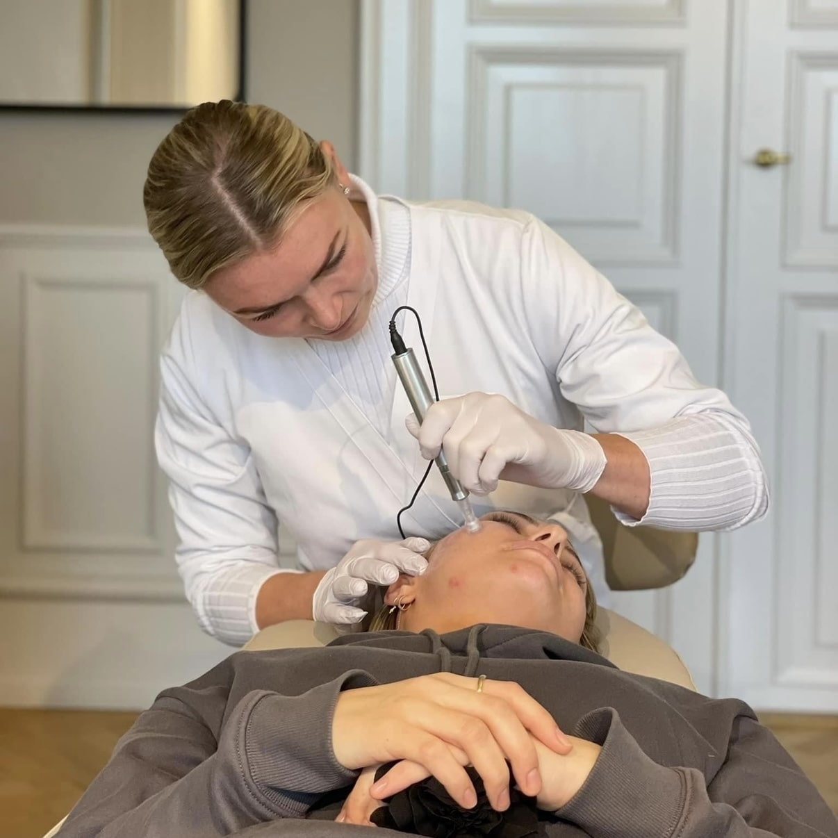 Microneedling af kunde hos Fyrsterling Clinic i Odense på Fyn